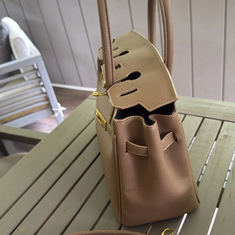 Elegant Tan Leather Handbag - Picture 3 of 8